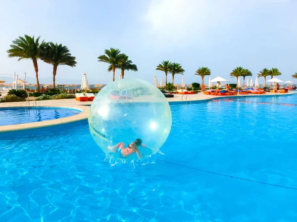 Sharm El Sheikh, Egito - 09 de abril de 2017: Menina em um balão inflável, se divertindo na água . — Fotografia de Stock