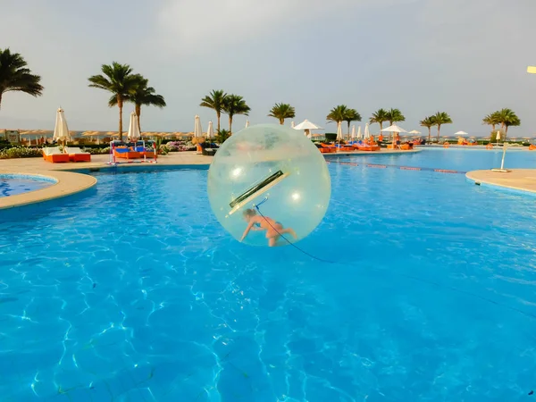 Sharm El Sheikh, Egypte - 09 April 2017: Meisje in een opblaasbare ballon, plezier op het water. — Stockfoto