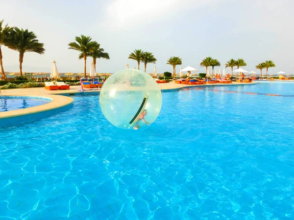 Sharm el Sheikh, Ägypten - 09. April 2017: kleines Mädchen im aufblasbaren Ballon, Spaß auf dem Wasser. — Stockfoto