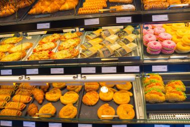 Salzburg, Avusturya - 01 Mayıs 2017: Jambon ve salatalık Dükkanı Avusturya, Salzburg, aperatifler