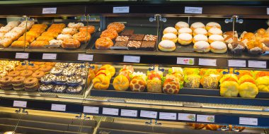 Salzburg, Avusturya - 01 Mayıs 2017: Jambon ve salatalık Dükkanı Avusturya, Salzburg, aperatifler