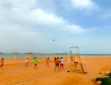 Sharm El Sheikh, Mısır - 9 Nisan 2017: Turist Sahilde otel barında voleybol oynamak