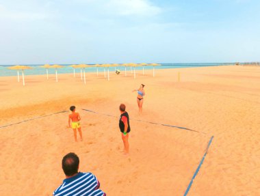 Sharm El Sheikh, Mısır - 9 Nisan 2017: Turist Sahilde otel barında voleybol oynamak