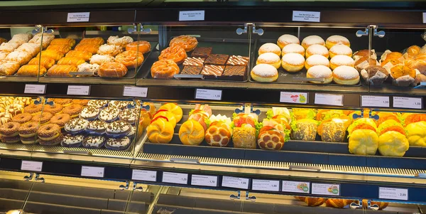 Salzburg, Avusturya - 01 Mayıs 2017: Jambon ve salatalık Dükkanı Avusturya, Salzburg, aperatifler