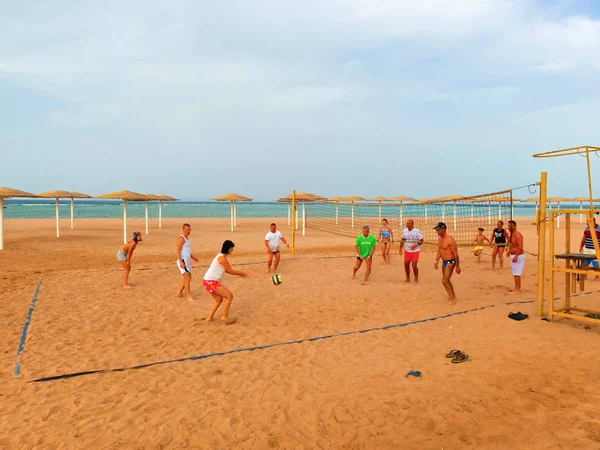 Sharm El Sheikh, Mısır - 9 Nisan 2017: Turist Sahilde otel barında voleybol oynamak