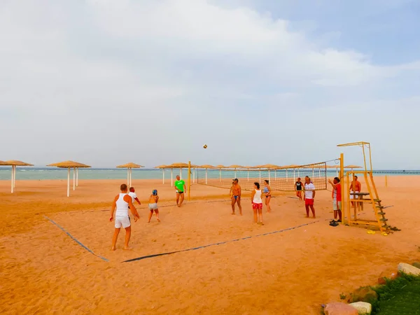 Sharm El Sheikh, Mısır - 9 Nisan 2017: Turist Sahilde otel barında voleybol oynamak