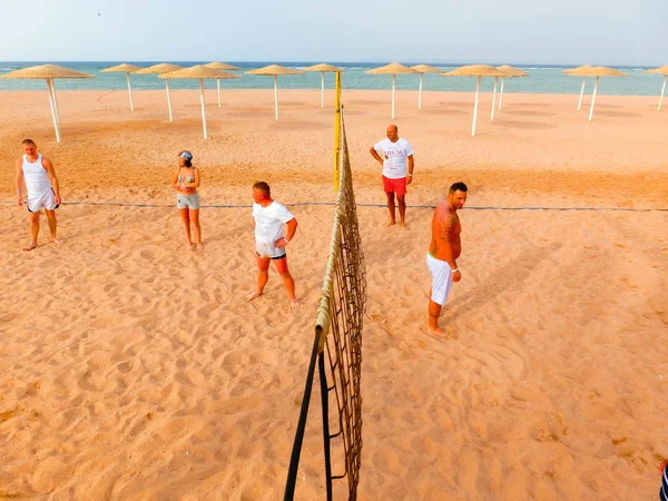 Sharm El Sheikh, Mısır - 9 Nisan 2017: Turist Sahilde otel barında voleybol oynamak