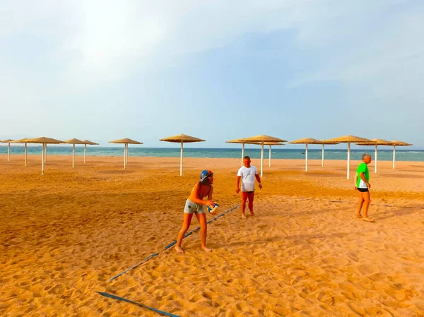 Sharm El Sheikh, Mısır - 9 Nisan 2017: Turist Sahilde otel barında voleybol oynamak