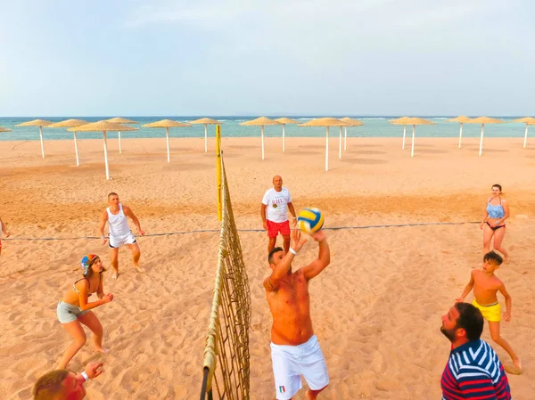 Sharm El Sheikh, Mısır - 9 Nisan 2017: Turist Sahilde otel barında voleybol oynamak