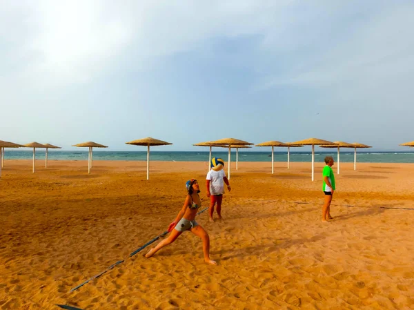 Sharm El Sheikh, Mısır - 9 Nisan 2017: Turist Sahilde otel barında voleybol oynamak