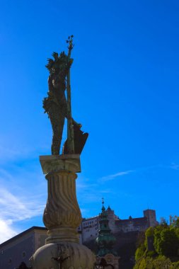 Salzburg, Avusturya - 01 Mayıs 2017: Çeşme St Florian üzerinde Alter Markt Salzburg. Avusturya
