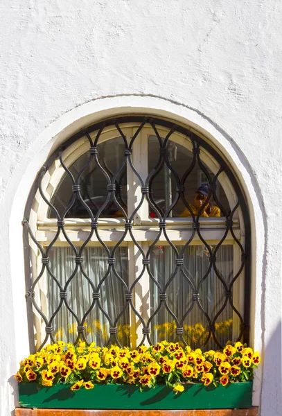 The typical view of a house window in the center of Salzburg — Stock Photo, Image
