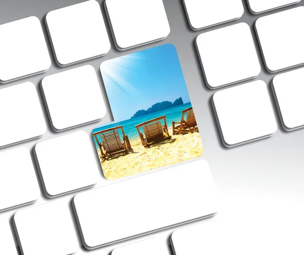 Concept de vacances de voyage sur clavier à bouton bleu — Photo