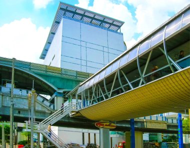 Bangkok, Tayland - 30 Haziran 2008: Mbk Alışveriş Merkezi yakınındaki kavşakta trafik