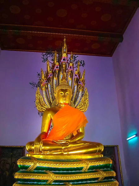 Bangkok, Thaïlande - 30 juin 2008 : Statue inclinée en or de Bouddha au temple Wat Pho — Photo