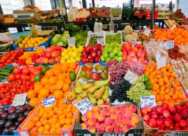 Venice, İtalya - 04 Mayıs 2017: Venedik bir meyve ahır detayını