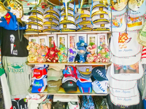 Venecia, Italia - 04 de mayo de 2017: stands de vendedores - forma de venta rentable y popular souvenirs tradicionales y regalos como máscaras, imanes, ropa y guías de viaje para los turistas que visitan Venecia . — Foto de Stock