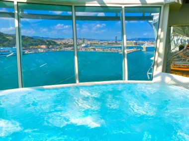 Barcelona, İspanya - 06 Eylül 2015: Yolcu gemisi Allure denizlerin, Royal Caribbean International, yüzme havuzu jakuzi. Geminin üst güverte görünümünü