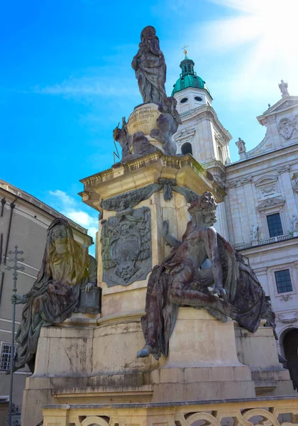 在 Domplatz 广场的著名玛丽亚 Immaculata 雕塑的经典视图 — 图库照片