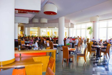 Sharm El Sheikh, Mısır - 8 Nisan 2017: açık büfe restoranda yemek yeme insanlar