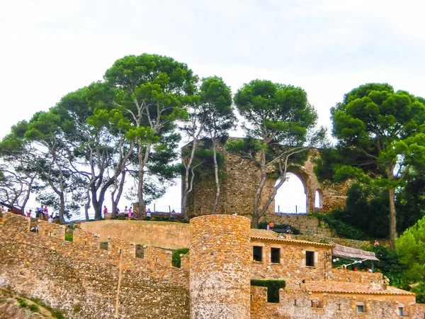 Vista de la antigua fortaleza en Tossa de mar. Costa Brava, España —  Fotos de Stock