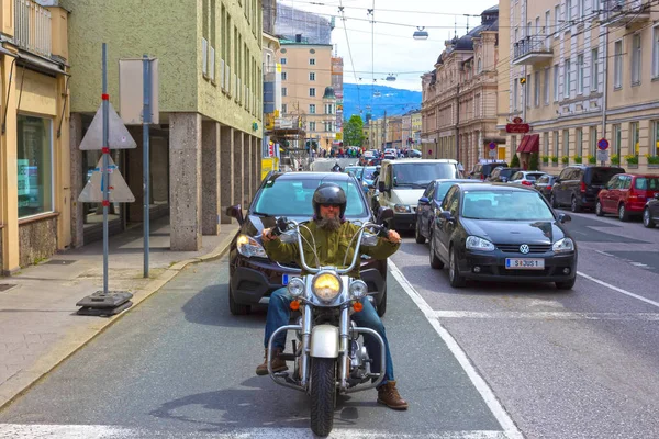 Salzburgo, Áustria - 01 de maio de 2017: Motociclista na rua em Salzburgo — Fotografia de Stock
