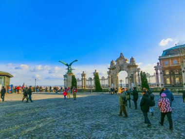 Budapeşte, Macaristan - 3 Ocak 2015: bronz kartal heykeli Budapeşte, Macaristan'da Buda Kalesi kapısında yakınındaki insanlar