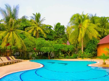 Koh Samui, Tayland - 27 Haziran 2008: Evler, şezlong ve güzel yüzme havuzu ile palmiye ağacı Chaweng Buri Resort Koh Samui, Tayland Haziran 27, 2008 at