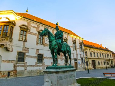 Budapeşte, Macaristan - 3 Ocak 2015: Eski cephe tarihi evi ve heykel Buda Castle bölgesinde. Buda kalesidir tarihi Saray Kompleksi Macar kralların ilk tamamlandı