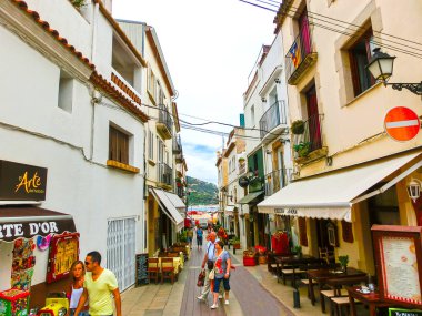Tossa de Mar, İspanya - 14 Eylül 2015: Kosta Brava, Katalonya, İspanya 'da eski Tossa de Mar kasabasına giden insanlar