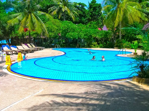 Koh Samui Thailand June 2008 Peopler Resting Beautiful Swimming Pool — Stock Photo, Image