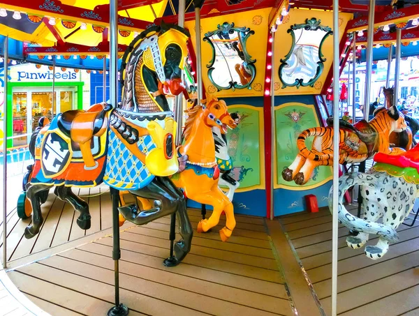 Barcelona, İspanya - 06 Eylül 2015: Royal Caribbean, 6 Eylül 2015 Barselona yelken denizler Allure, Fransız atlıkarınca.