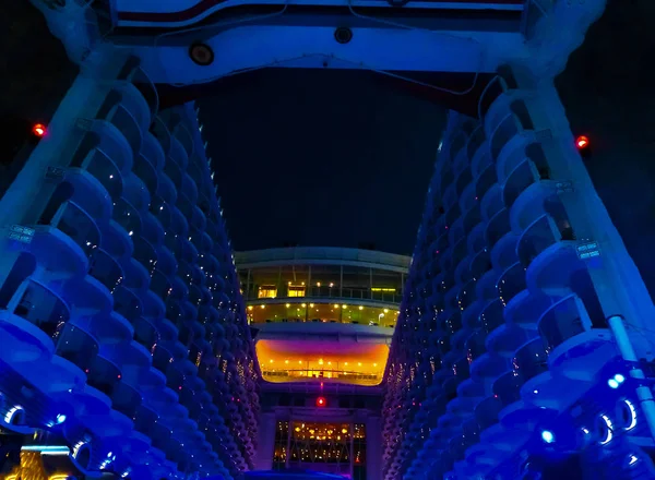 Barcelona, İspanya - 06 Eylül 2015: Royal Caribbean International Allure Seas cruise gemi sahip olduğu — Stok fotoğraf