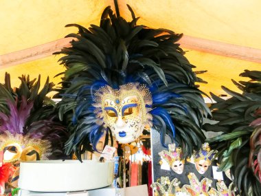 Venice, İtalya - 04 Mayıs 2017: Satıcıları standları - karlı ve popüler formu satış geleneksel Hatıra Eşyası ve hediye, Venedik, İtalya üzerinde 04 Mayıs 2017