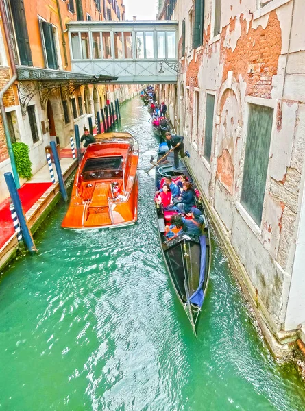 Venecia, Italia - 04 de mayo de 2017: la góndola navega por el canal en Venecia, Italia. La góndola es un transporte tradicional en Venecia, Italia — Foto de Stock