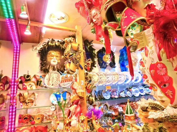 Benátky Itálie Května 2014 Benátské Karnevalové Masky Obchod Suvenýry Ulici — Stock fotografie