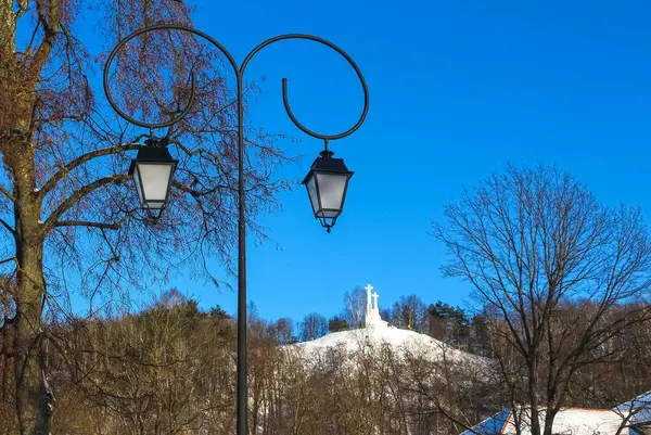 Monument av tre korsar på Löja kullen vid gryningen tid i Vilnius, Lithuania. — Stockfoto
