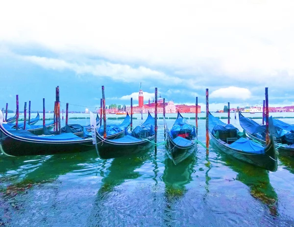 Foto Classica Dei Canali Veneziani Con Barche Attraverso Canale — Foto Stock