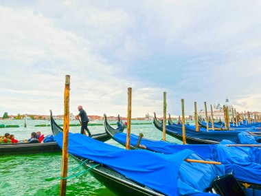 Venice, İtalya - 04 Mayıs 2017: gondol Venedik, İtalya kanal aşağı 04 Mayıs 2017 üzerinde yelken. Gondol Venedik, İtalya geleneksel bir taşıma olduğunu