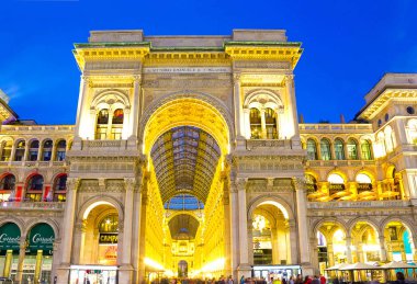 Milan, İtalya - 03 Mayıs 2017: Milano İtalya 03 Mayıs 2017'de Galleria Vittorio Emanuele yakınındaki insanlar