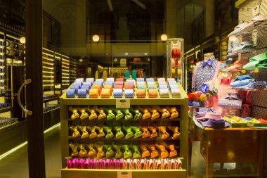 Milan, İtalya - 03 Mayıs 2017: İtalya 'nın Milano kentindeki renkli İtalyan bağları olan dükkan