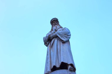 Leonardo Da Vinci, Milan, İtalya Piazza della Scala'da heykeli