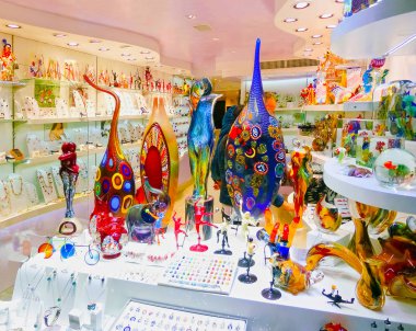 Venice, İtalya - 04 Mayıs 2017: Geleneksel Hatıra Eşyası ve Murano cam, İtalya üzerinde 04 Mayıs 2017 gibi Venedik, hediye dükkanı