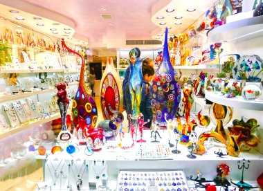 Venice, İtalya - 04 Mayıs 2017: Geleneksel Hatıra Eşyası ve Murano cam, İtalya üzerinde 04 Mayıs 2017 gibi Venedik, hediye dükkanı