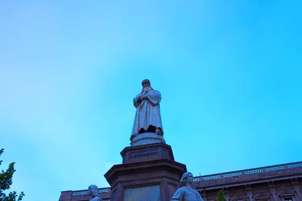 Статуя Леонардо Винчи Пьяцца Делла Скала Милане Италия — стоковое фото