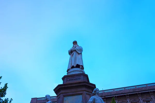 Staty Leonardo Vinci Piazza Della Scala Milano Italien — Stockfoto