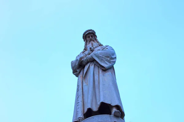 Άγαλμα Του Leonardo Vinci Στην Πλατεία Piazza Della Scala Στο — Φωτογραφία Αρχείου