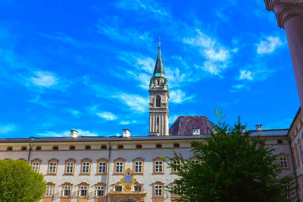 Salzburg, Austria - 01 maja 2017: Zegar na ścianie budynku na placu Świętego Piotra. — Zdjęcie stockowe