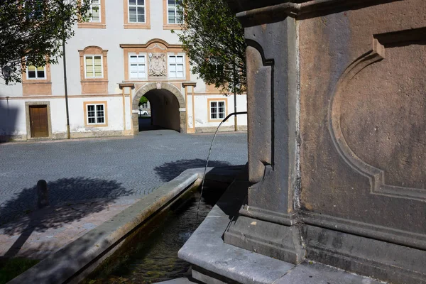 Mooi Vergezicht van oude fontein in het historische gedeelte van de Oostenrijkse stad Salzburg. — Stockfoto