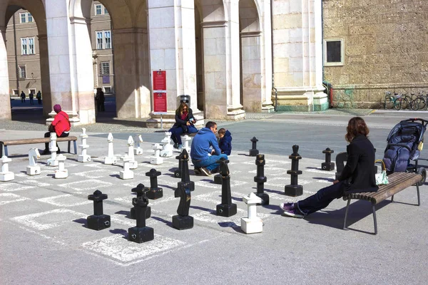 Salzburgo, Áustria - 01 de maio de 2017: Tradicional xadrez de rua na praça central iin Salzburgo é atração turística — Fotografia de Stock